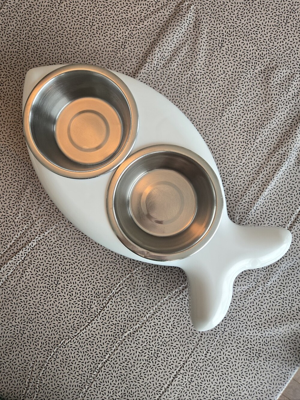 Fish-Shaped Double Pet Bowl in White with Stainless Steel Bowls